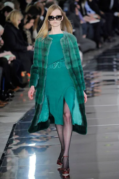 Look 16